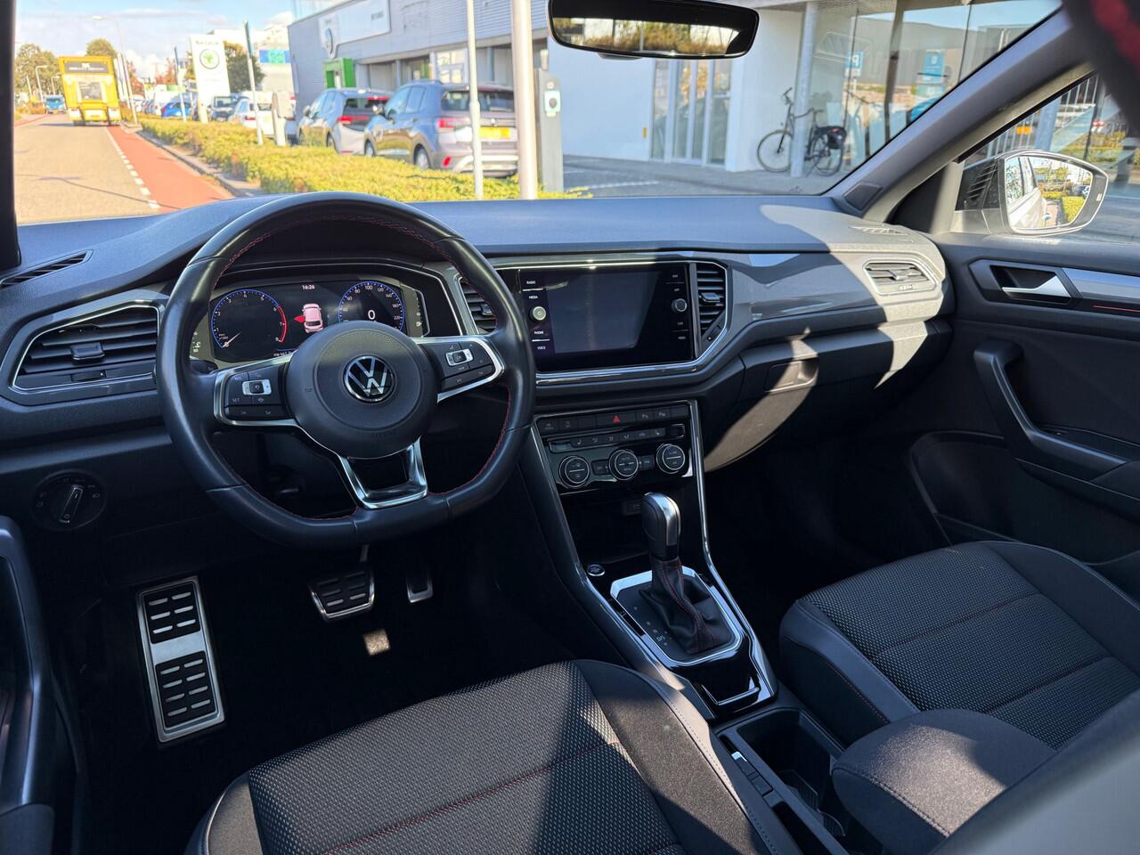 Volkswagen T-Roc 1.5 TSI 150pk DSG Sport / Panoramadak / Virtual Cockpit / 19" LMV / Trekhaak Afneembaar / Stoelverwarming / Alarm / Keyless / Dode Hoek / Sport Comfortstoelen