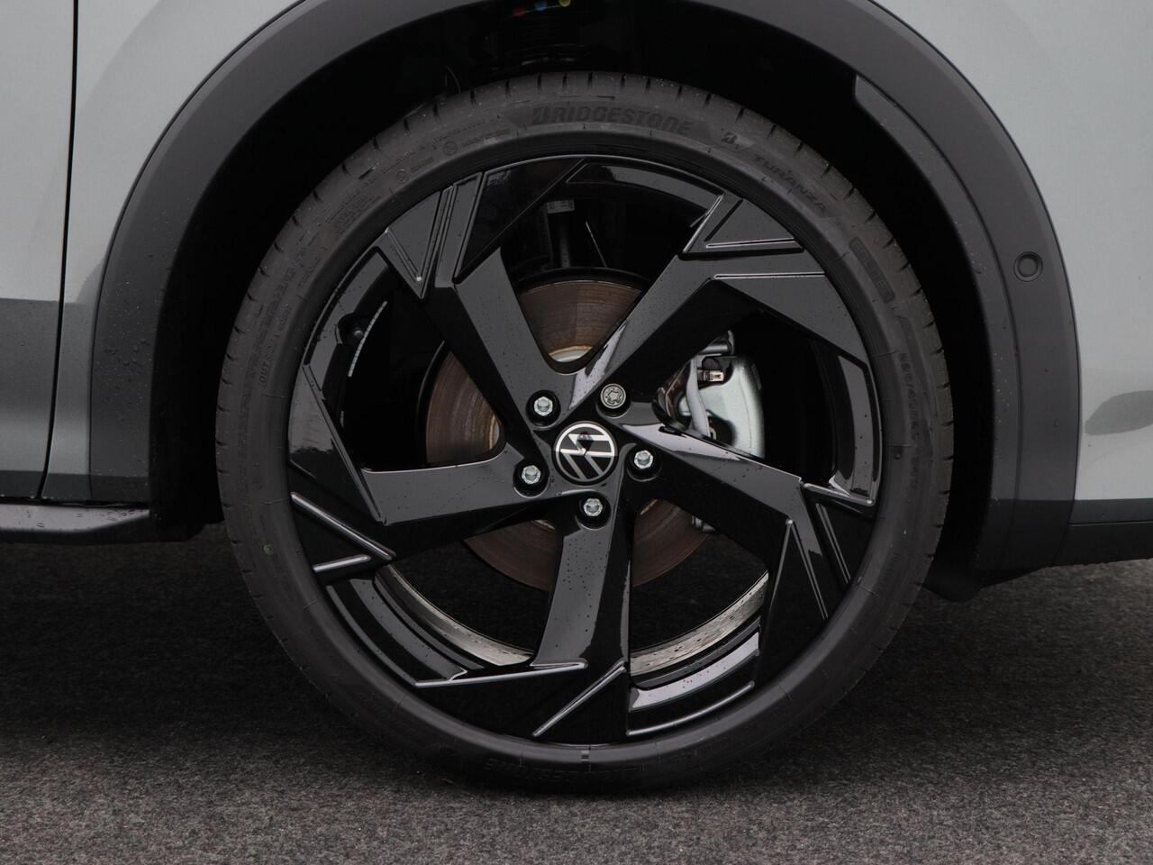 Volkswagen T-Roc R-Line First Edition 1.5 150 PK | Trekhaak | Panoramadak | 360 Camera | Head-Up | Elektrische Achterklep |