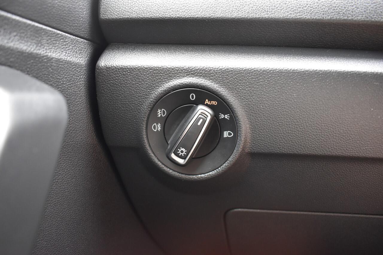 Volkswagen T-Roc 1.5 TSI Style Automaat Navigatie / Adap. Cruise / Trekhaak / PDC v+a / Camera / 17" LM