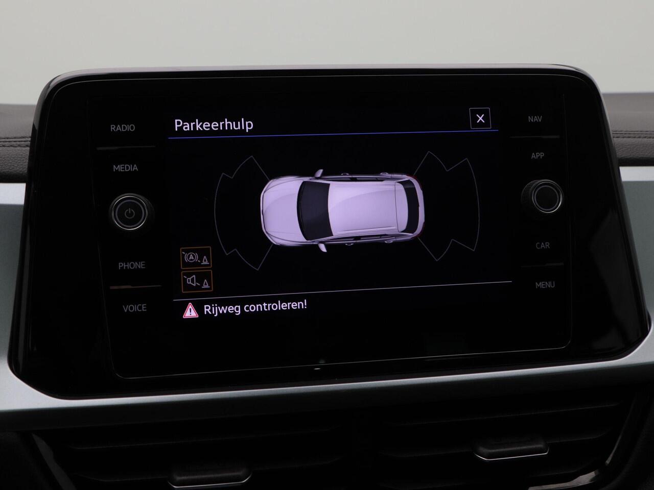 Volkswagen T-Roc 1.0 TSi 110 Pk Life Business | Carplay | Parkeersensoren | Stoel Verwarming | Leder Stuur | Climate Control | Digitaal Dashboard | LED | 16 Inch | 73.415 Km