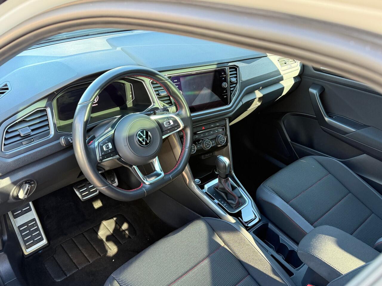 Volkswagen T-Roc 1.5 TSI 150pk DSG Sport / Panoramadak / Virtual Cockpit / 19" LMV / Trekhaak Afneembaar / Stoelverwarming / Alarm / Keyless / Dode Hoek / Sport Comfortstoelen