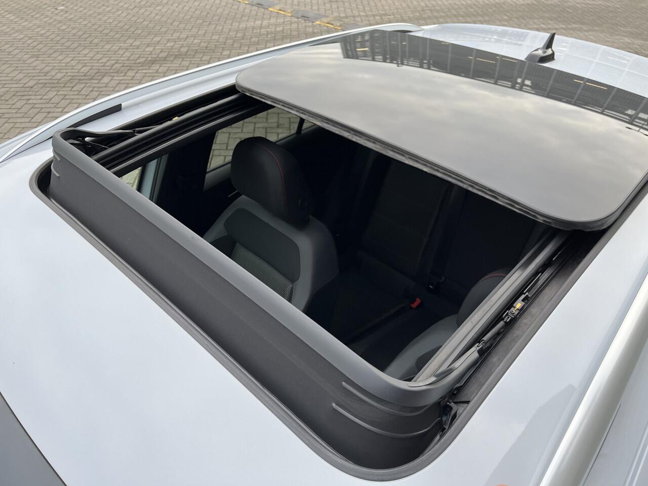 Volkswagen T-Roc 1.5 TSI 150PK DSG Sport / Panorama dak / Digitale Cockpit / Led / Achteruitrijcamera / ACC / Stuur & Stoelverwarming