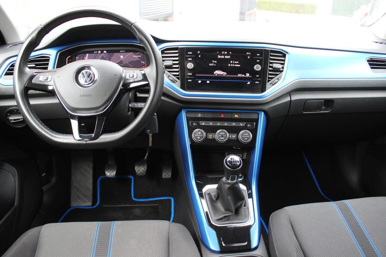 Volkswagen T-Roc 1.5 TSI Style 1.5 TSI 150pk, Navigatie, PDC V+A, Zwart Dak, 17", Virual Cockpit, All Weather banden.