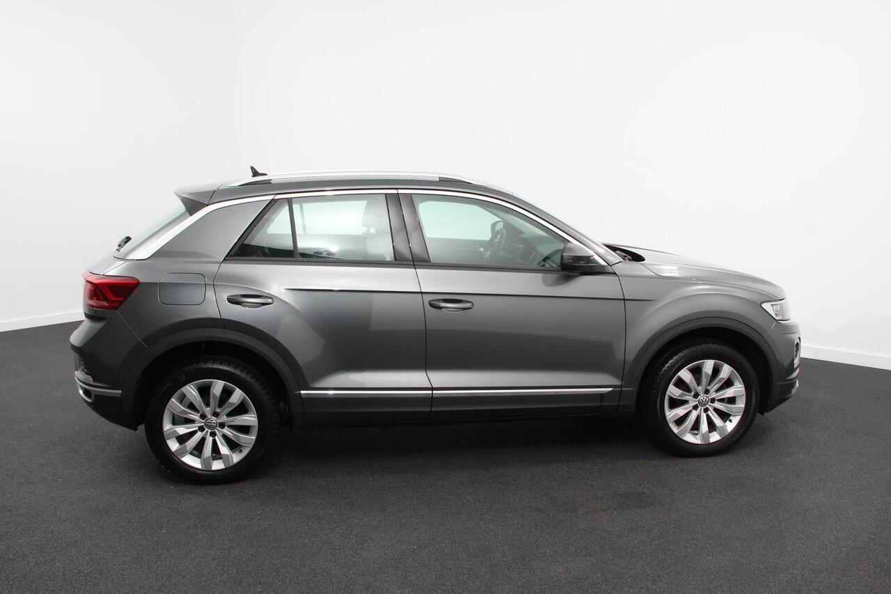 Volkswagen T-Roc 1.5 TSI 150pk Automaat Sport Team | Navigatie | Apple Carplay/Android Auto | Camera | Electrische achterklep | Climate Control | Led | Lichtmetalen Velgen