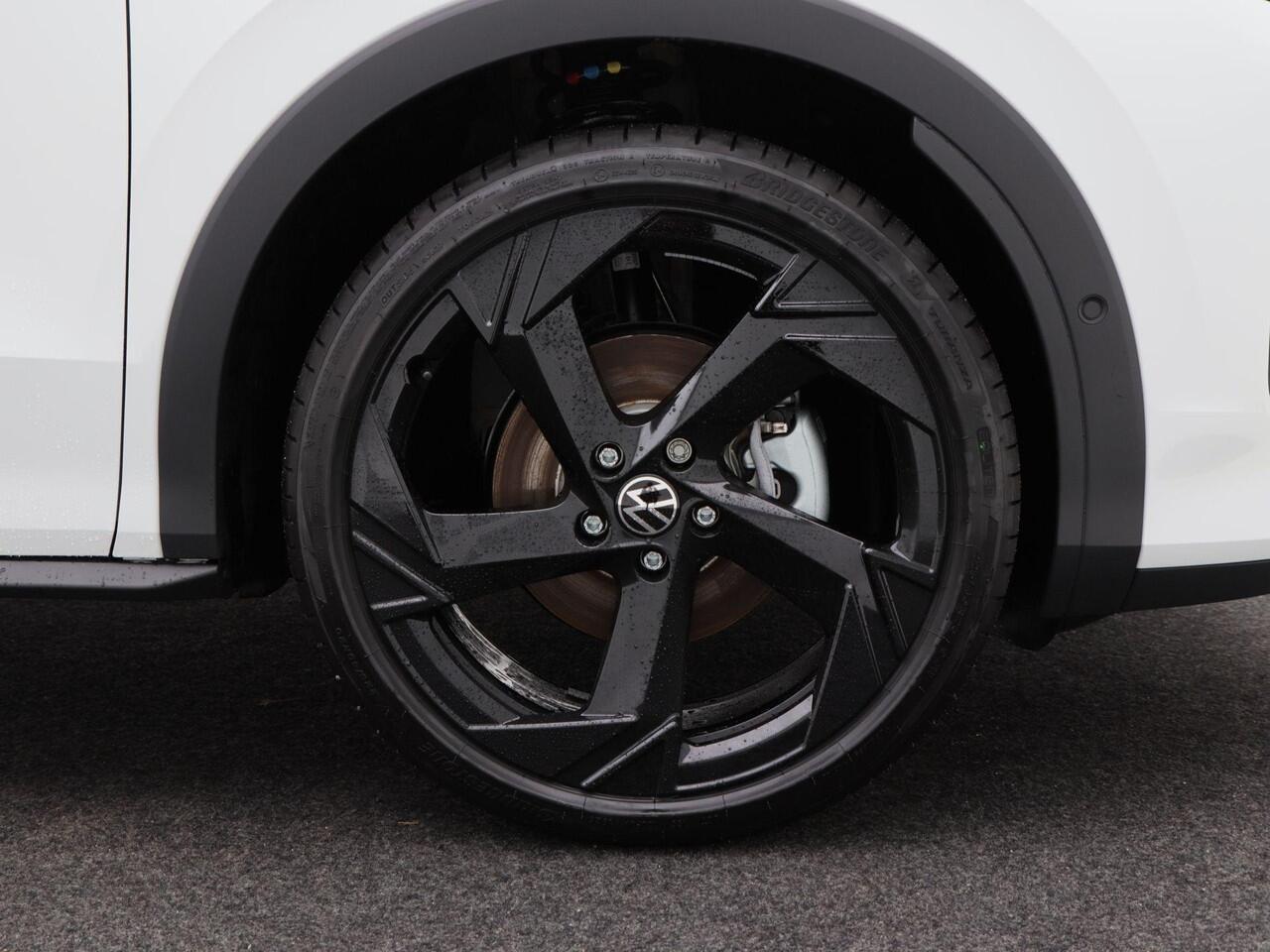 Volkswagen T-Roc R-Line First Edition 1.5 eTSI 150 PK | Trekhaak | 20" Lichtmetaal | head-Up | 360 Camera | Elektrische Achterklep |