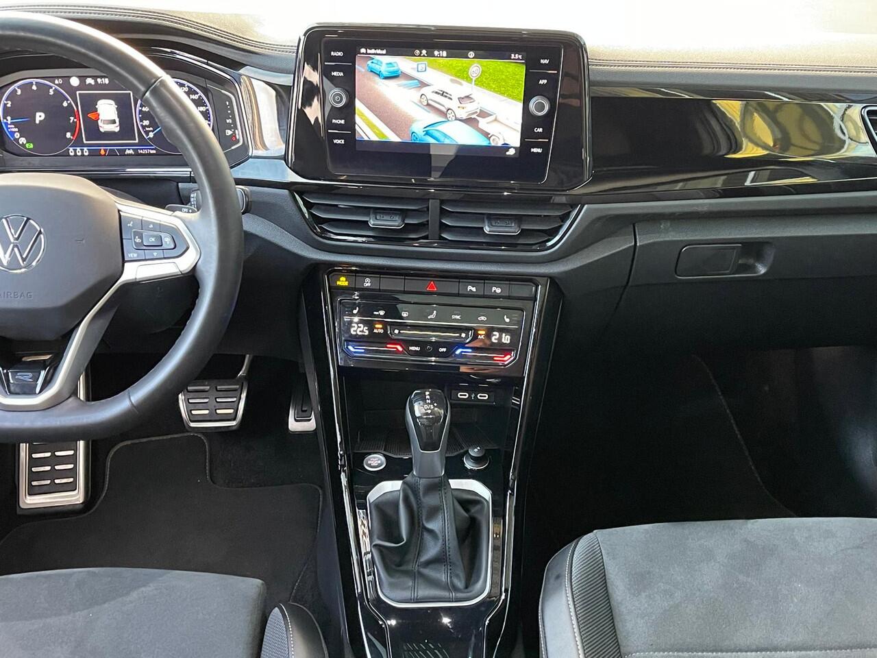 Volkswagen T-Roc 1.5 TSI 150PK DSG R-Line Black Style Panoramadak / Afn. Trekhaak / Achteruitrijcamera / 18'' LMV Nevada/ LED Matrix Ergo Active stoelen / Electr. a.klep / Draadloos App connect / Navi / Clima / DAB+