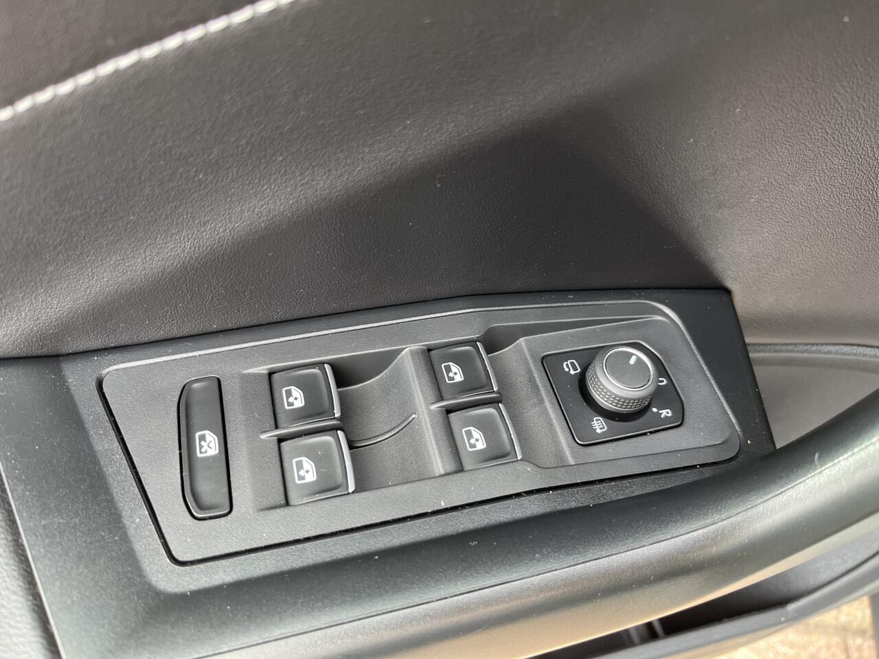 Volkswagen T-Roc 1.5 TSI R-Line / AUTOMAAT/ 2x R-LINE/ PARK. SENSOREN/ IQ. LIGHT/ DODE HOEK/ STOELVERWARM./ DIGITAL DASHBOARD/ APP-CONNECT/ ADAPT. CRUISE/ CLIMA/ DAB/ 18" LMV