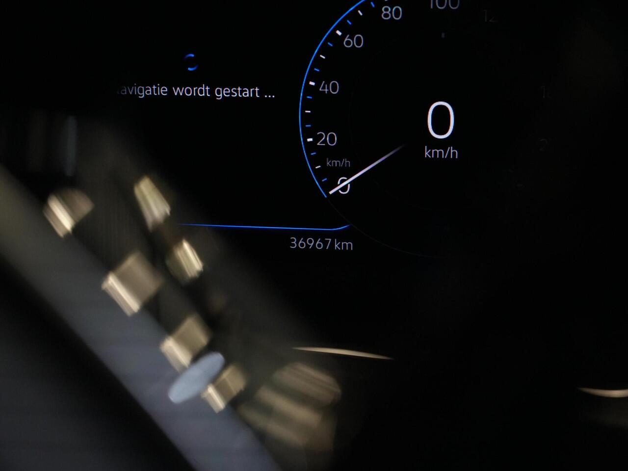 Volkswagen T-Roc 1.0 TSI 110 pk Style Business | Panoramadak | Achteruitrijcamera | Navigatie | Stoelverwarming | Adaptive Cruise