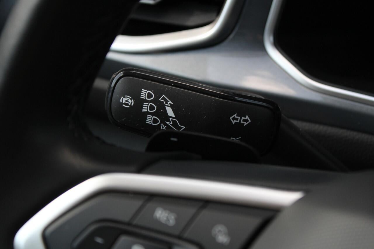 Volkswagen T-Roc 1.5 TSI Style 150pk - Ergostoel - LED - Navi - Camera - Stoelverwarming - Trekhaak - Rijklaar