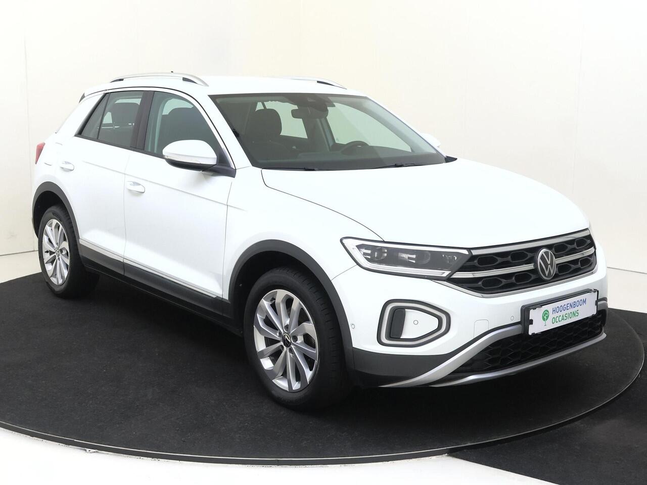 Volkswagen T-Roc 1.5 TSI Style | Digital cockpit Pro | Dodehoek detectie | Stoel- en stuurwielverwarming | Achteruitrijcamera | Parkeerassistent | CarPlay | Adaptieve cruise control |