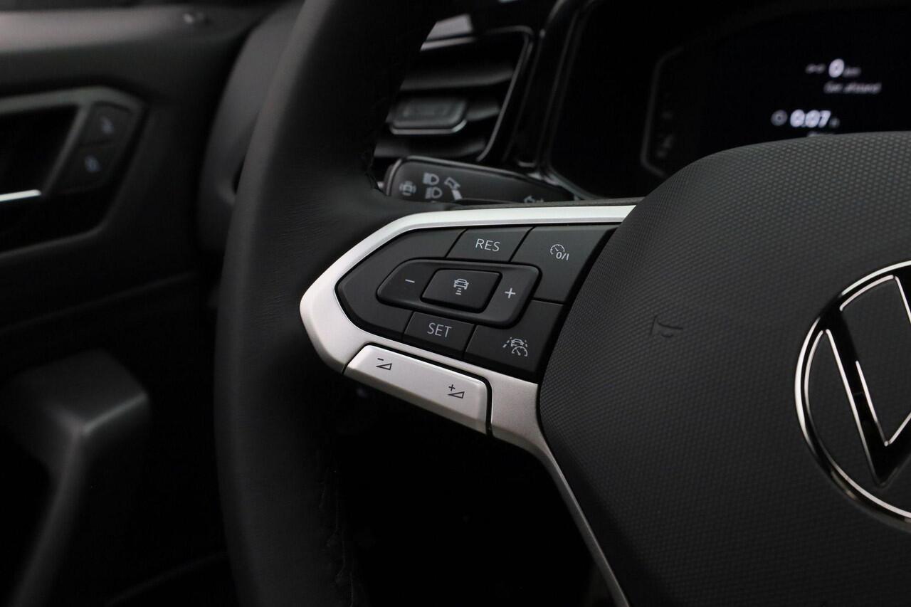 Volkswagen T-Roc 1.5 TSI 150 pk DSG R-Line Edition | Panoramadak | Stuur-/stoelverwarming | Achteruitrijcamera | Apple Carplay / Android Auto