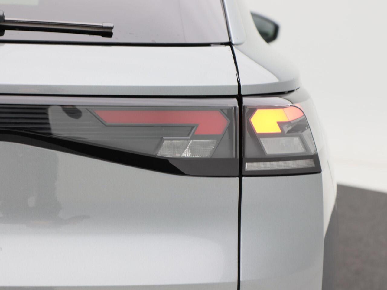 Volkswagen T-Roc Life First Edition 1.5 eTSI 150 PK | Trekhaak | Stoel- & Stuurverwarming | Navigatie | Adaptieve Cruise Control |