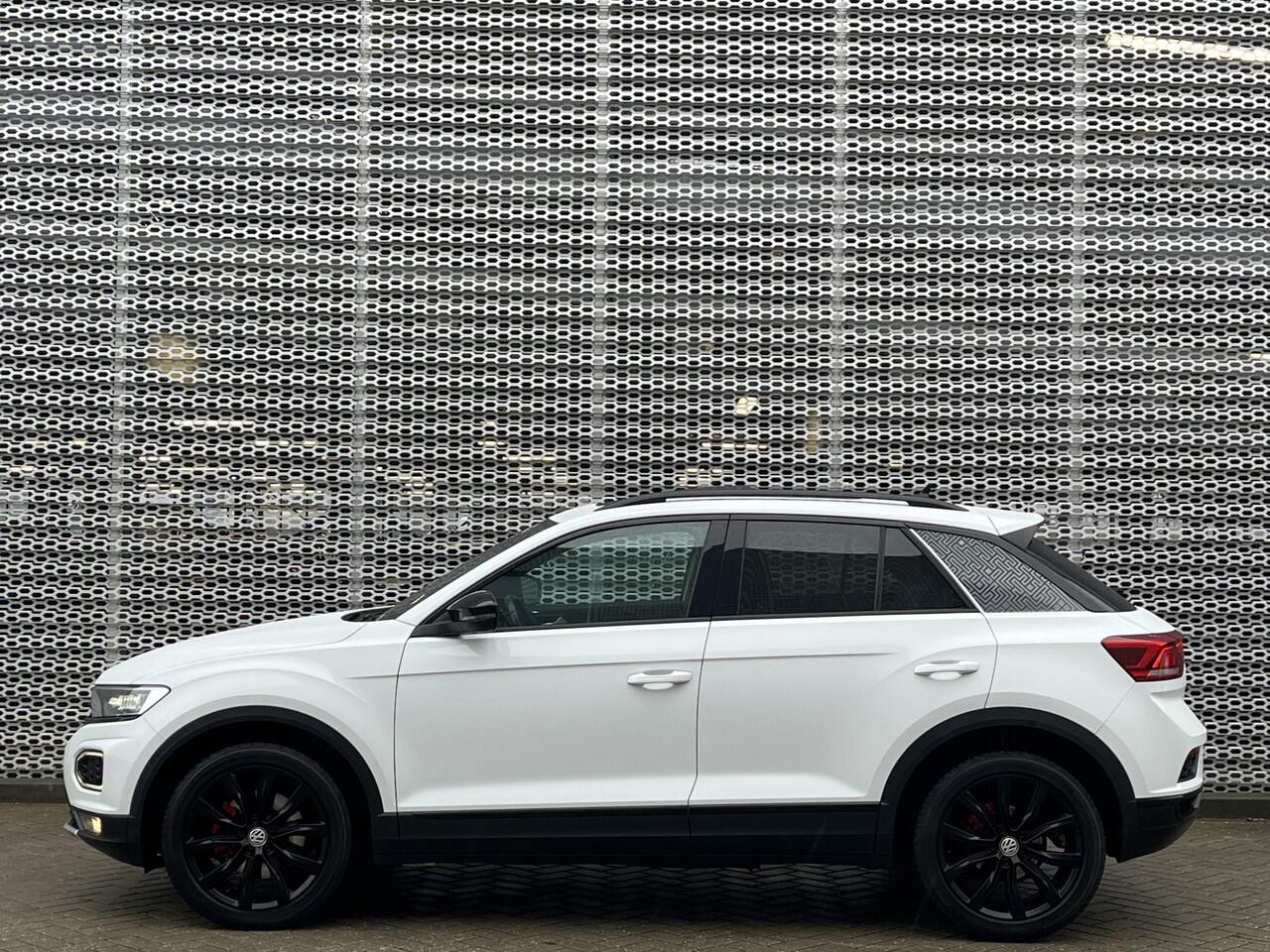 Volkswagen T-Roc 1.5 TSI 150PK Sport Business / Digitaal dashboard / Pano / Navigatie / Camera / Parkeersensoren V+A / Lichtmetaal 18 inch / **