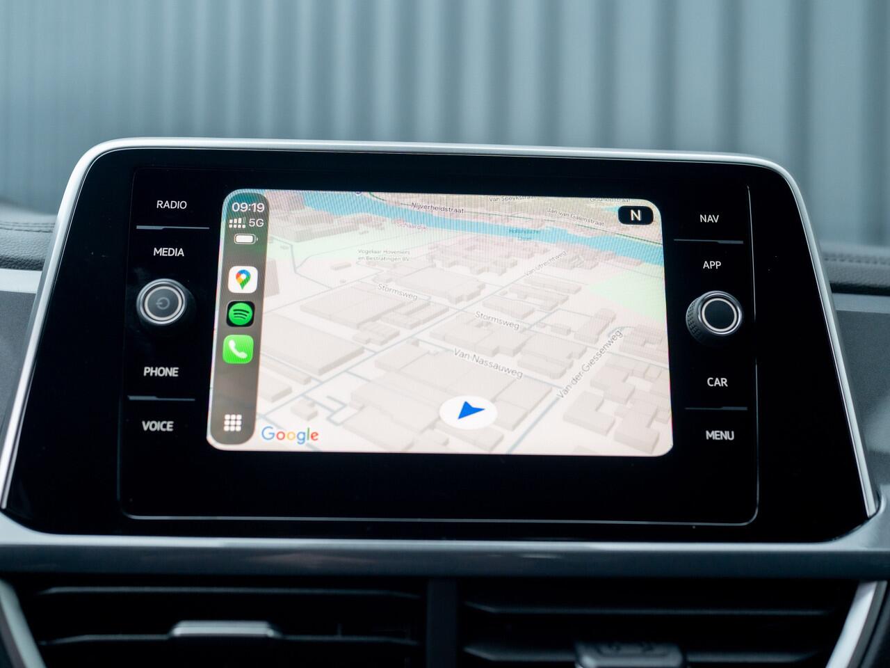 Volkswagen T-Roc 1.5 TSI Life Edition | IQ Light | Navi | Stoelverw. | Trekhaak afnb. | Prijs Rijklaar!!