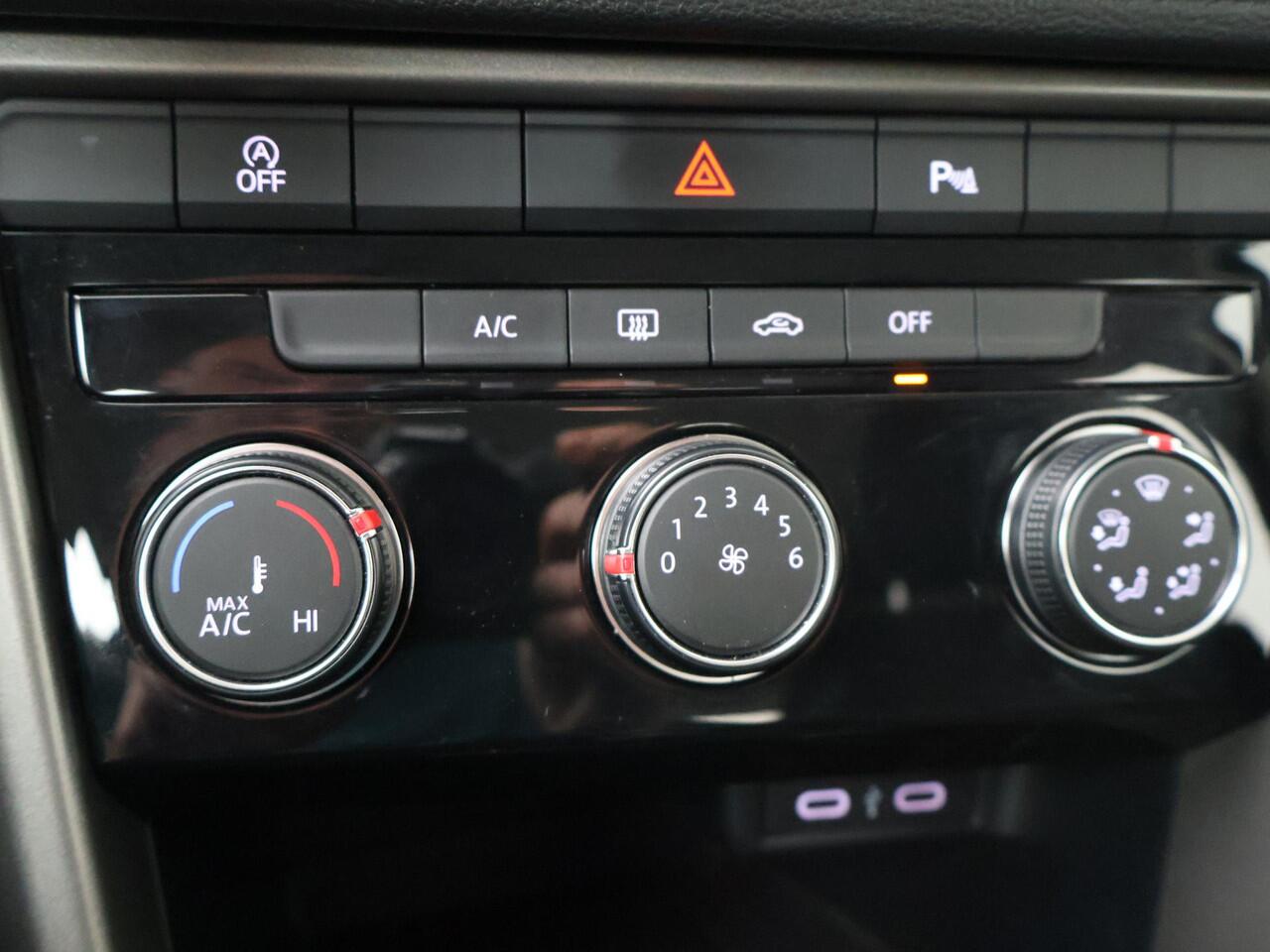 Volkswagen T-Roc 1.0 TSI Style | 110 PK | Achteruitrijcamera | Adaptive cruise control | Apple CarPlay / Android Auto |