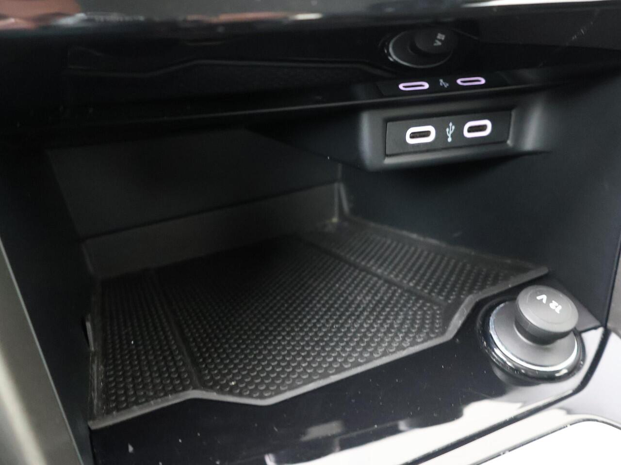 Volkswagen T-Roc 1.0 TSI Style | 110 PK | Achteruitrijcamera | Adaptive cruise control | Apple CarPlay / Android Auto |