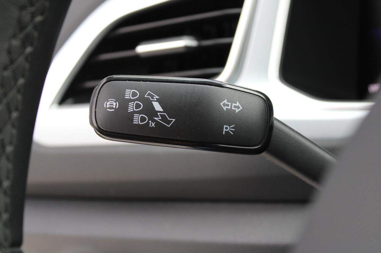 Volkswagen T-Roc 1.5 TSI Life Edition 150pk - ACC - LED - Navi - Stoelverwarming - Blind Spot - Virtual cockpit - Rijklaar