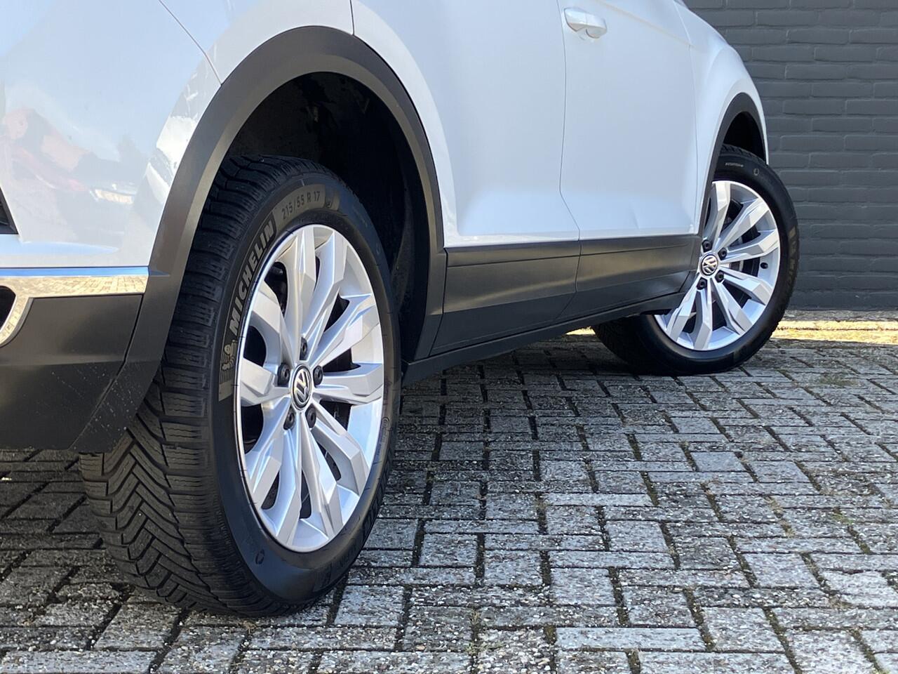 Volkswagen T-Roc 1.5 TSI Sport 150 pk AUT. | apple carplay | adaptieve cruise | parkeersensoren | climate control | BTW auto