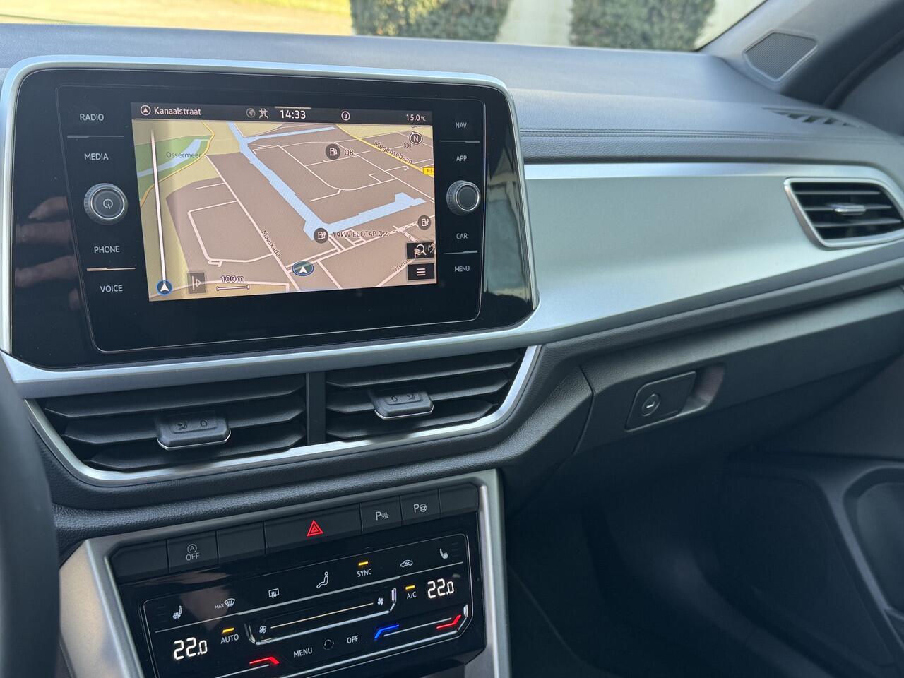 Volkswagen T-Roc Cabrio 1.5 TSI, Stuurverwarming, Trekh, ACC, DAB-tuner, windscherm, Face Lift model. . Een proefrit levert het bewijs. Neem contact op en we maken een afspraak!