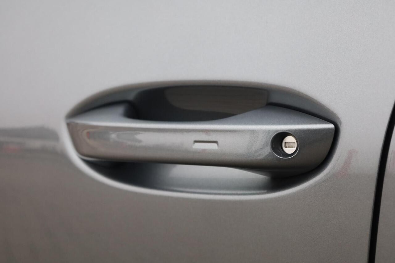 Volkswagen T-Roc 1.5 eTsi R-Line First Edition 150PK / 110kW LED Matrix IQ.Light, panoramisch schuif- kanteldak elektr. bedienbaar, 360° rondomzichtcamera, verwarmbare voorstoelen + achterbank, high end audio 'Harman Kadon', dodehoekdetectie (Side Assist), head-up display