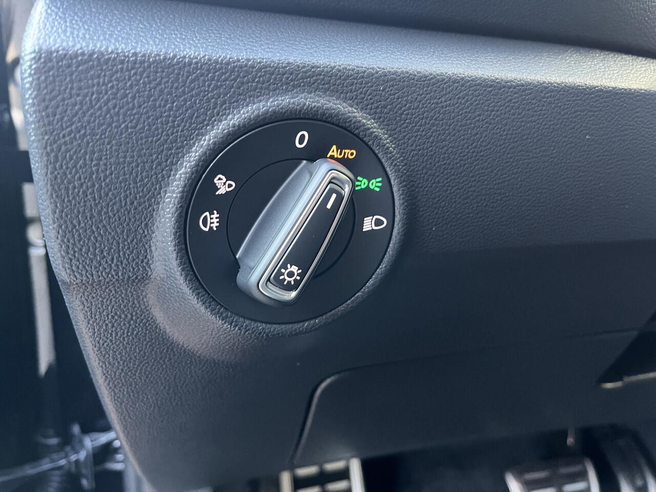 Volkswagen T-Roc 1.5 TSI R-Line / AUTOMAAT/ FABRIEKSGARANTIE T/M 2-2027/ TREKHAAK AFNEEMBAAR/ ADAPT. CRUISE/ MATRIX/ NAVI/ APP-CONNECT/ RIJ-MODI/ STOEL VERWARM./ PARK. SENSOREN + CAMERA