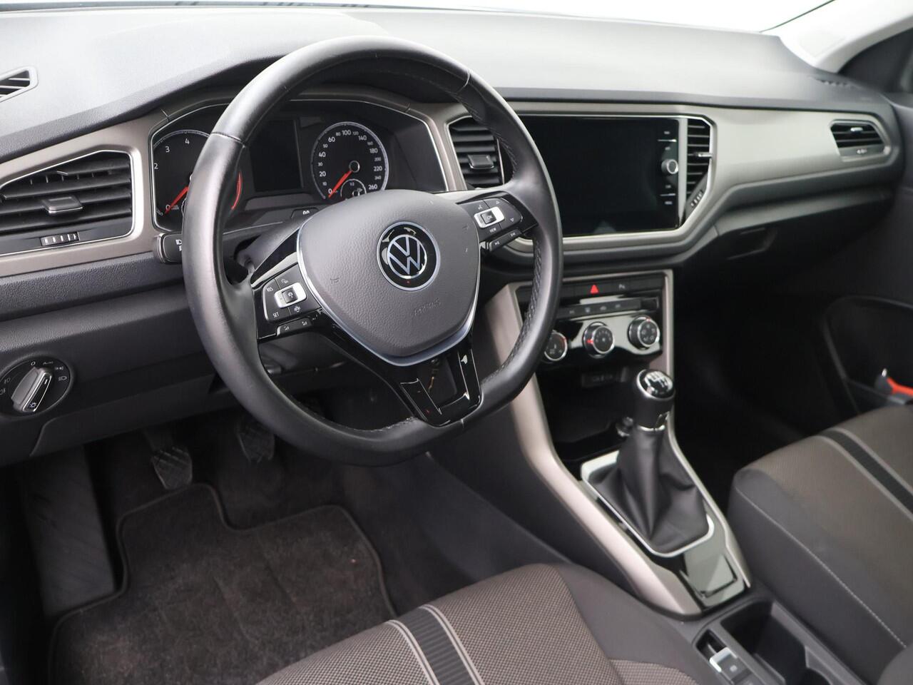 Volkswagen T-Roc 1.0 TSI Style | 110 PK | Achteruitrijcamera | Adaptive cruise control | Apple CarPlay / Android Auto |