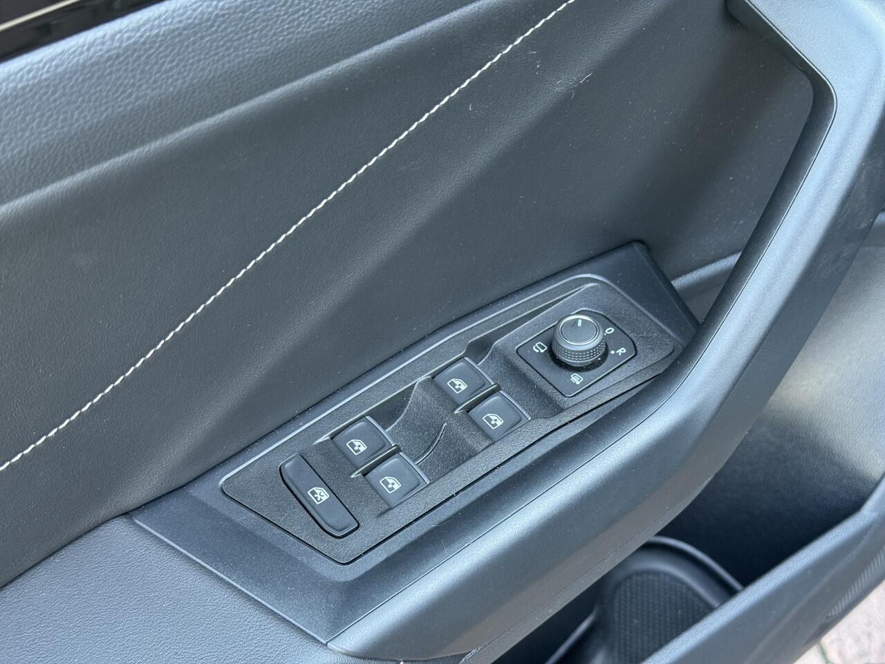 Volkswagen T-Roc 1.5 TSI R-Line | Trekhaak | Pano | Camera