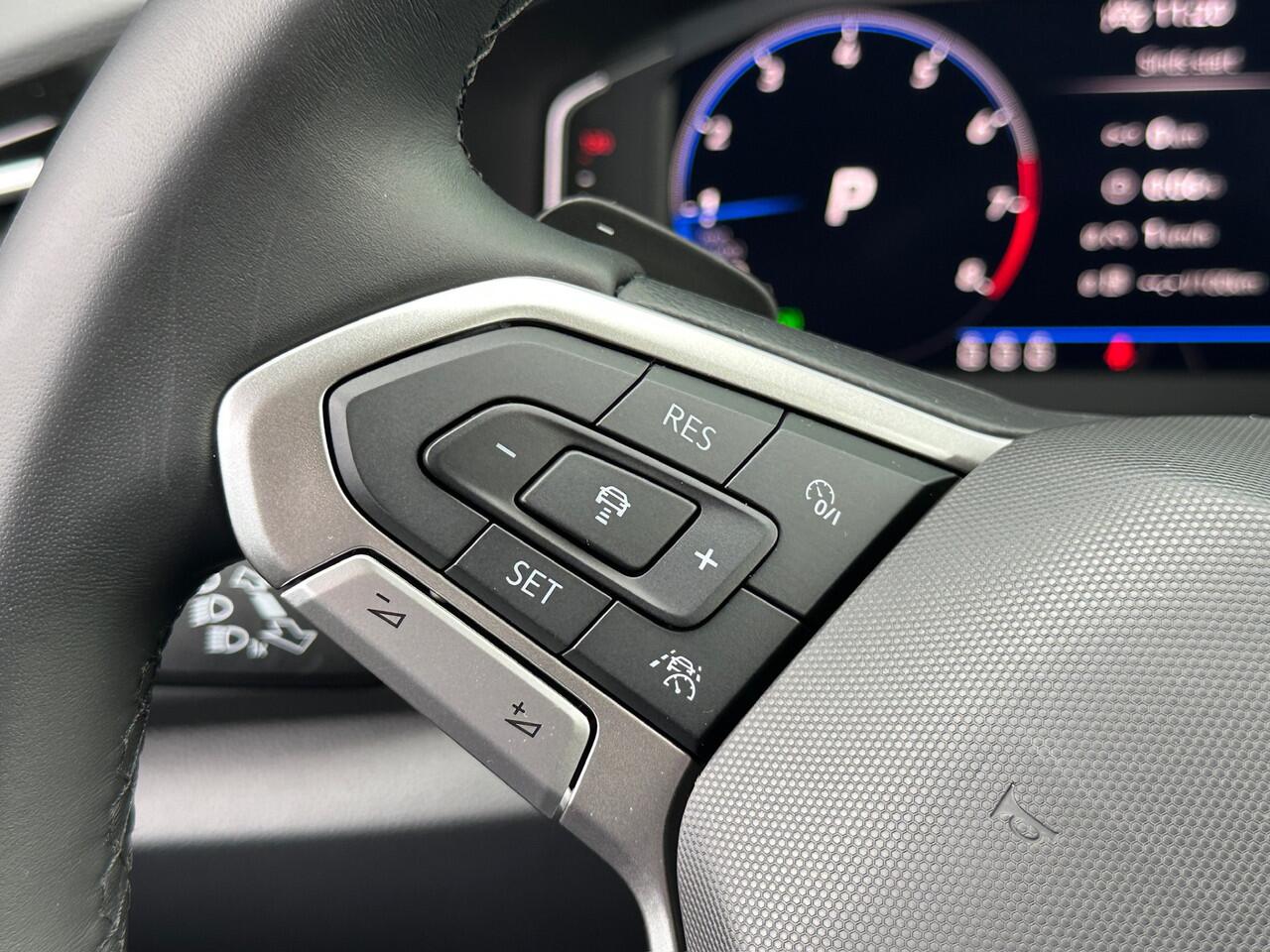 Volkswagen T-Roc 1.5 TSI 150pk DSG R-Line | Camera | Keyless | Elek. Achterklep | Dode hoek | Rijklaar incl. 1 jaar Bovag garantie