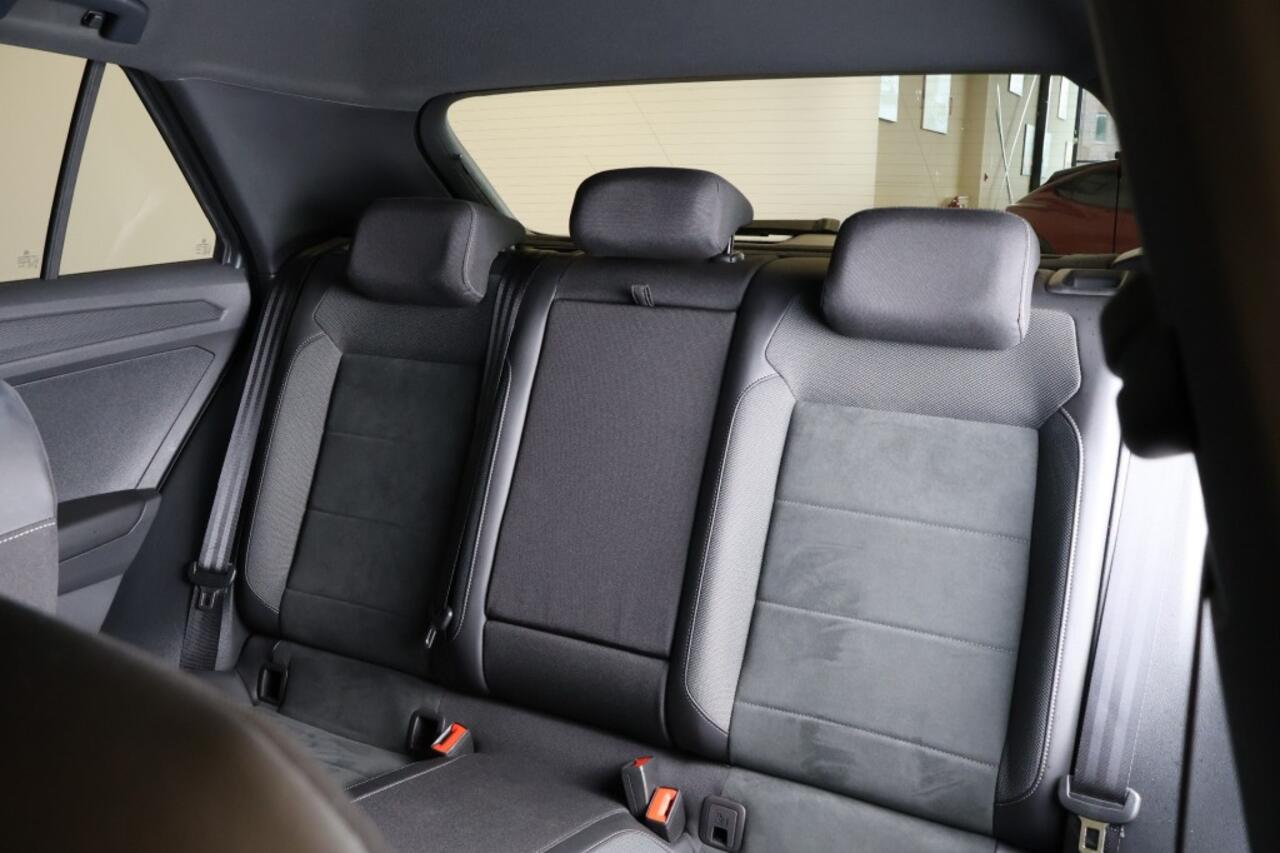 Volkswagen T-Roc 1.5 TSI R-Line - Trekhaak - AllSeason banden - Stoelverwarming