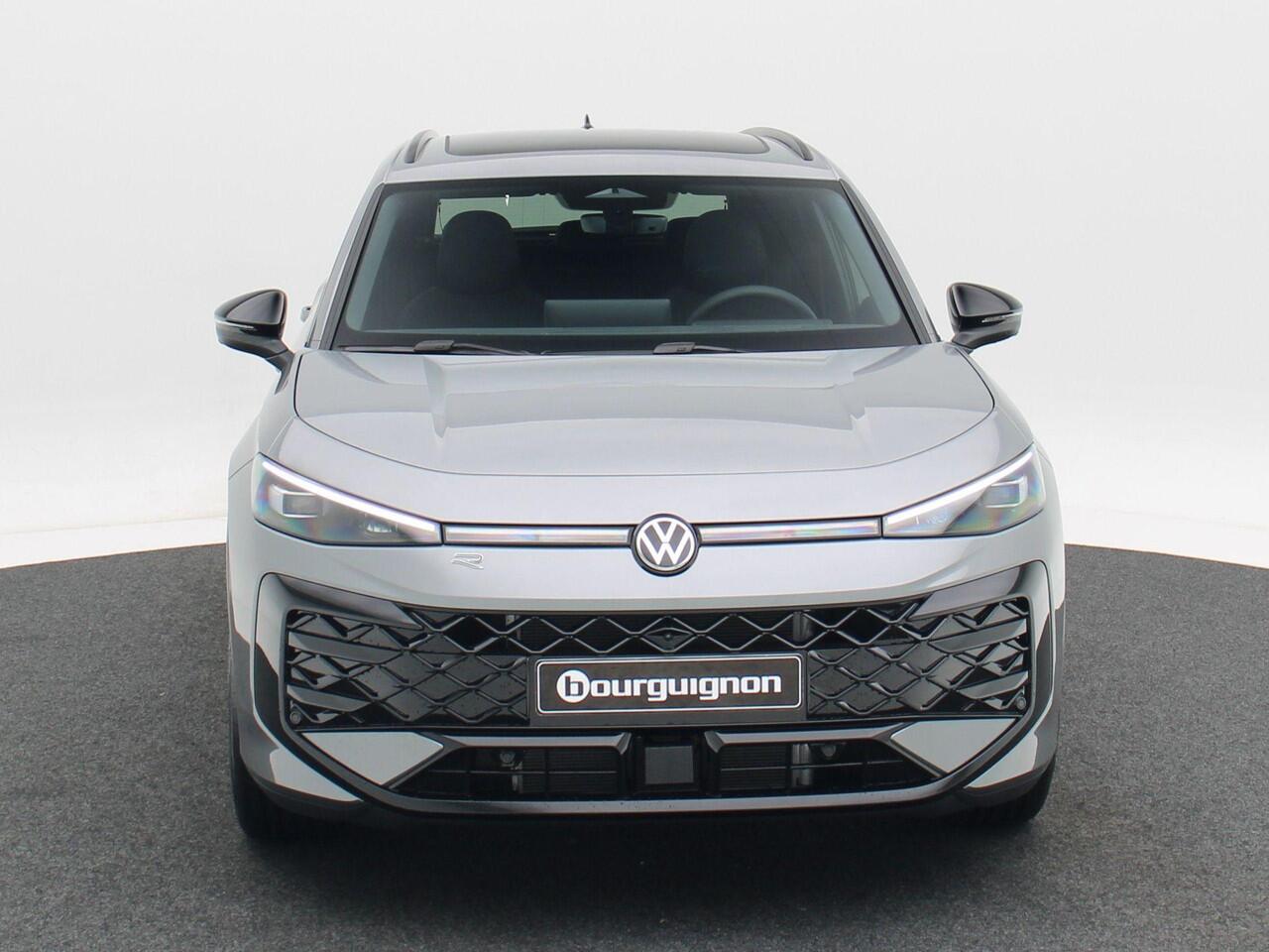 Volkswagen T-Roc R-Line First Edition 1.5 150 PK | Trekhaak | Panoramadak | 360 Camera | Head-Up | Elektrische Achterklep |