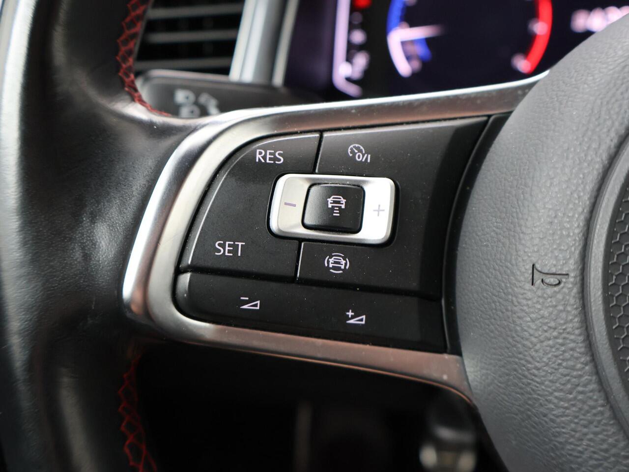 Volkswagen T-Roc 1.5 TSI Sport Business R | 150 PK | Navigatiesysteem | Climate control | Elek. achterklep | R-Line |