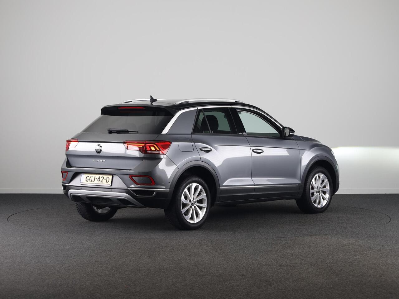 Volkswagen T-Roc 1.5 TSI Style 150 pk Automaat (DSG) | Navigatie | Trekhaak (afneembaar) | Parkeersensoren (Park assist) | Adaptieve cruise control | Stoelverwarming |