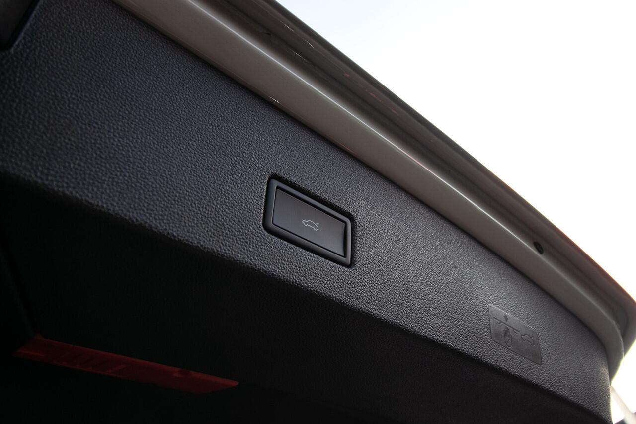 Volkswagen T-Roc 1.5 TSI R-Line Edition | Adapt cruise | Panorama dak | 19" Lmv |