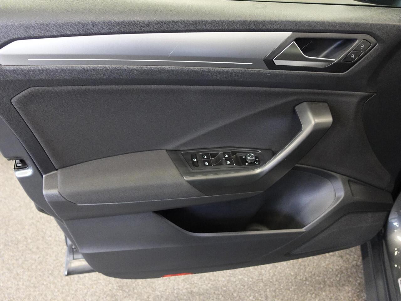 Volkswagen T-Roc 1.5 TSI DSG Active | Navigatie | Climate Control | Lane Assist | DAB | Parkeersensoren | Lichtmetalen Velgen | Privacy Glass