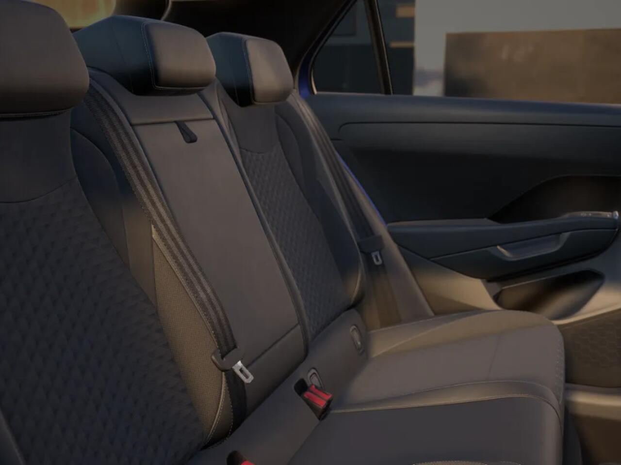 Volkswagen T-Roc R-Line First Edition 1.5 eTSI 150 pk 7 versn. DSG · Comfort pakket · Achteruitrijcamera · Draadloze telefoonlader ·