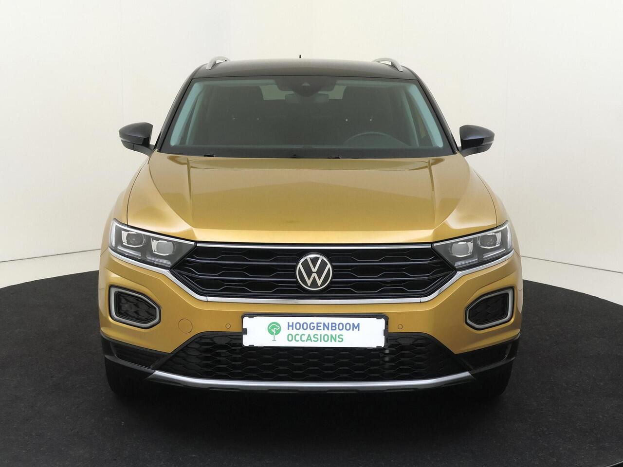 Volkswagen T-Roc 1.5 TSI Life | Parkeersensoren | Adaptieve cruise control | Digital cockpit pro | CarPlay | Stoelverwarming | Airco |