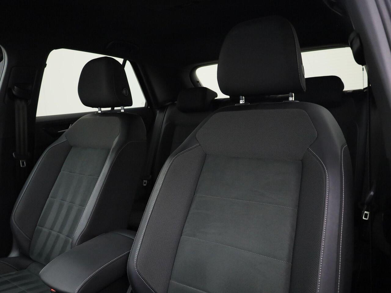 Volkswagen T-Roc 1.5 TSI 150PK DSG R-Line · Apple/Android Car Play · Camera · P-Sensoren · Navigatie · Stoelverwaming · 17'' Inch · Garantie t/m 04-03-2027 of 100.000km