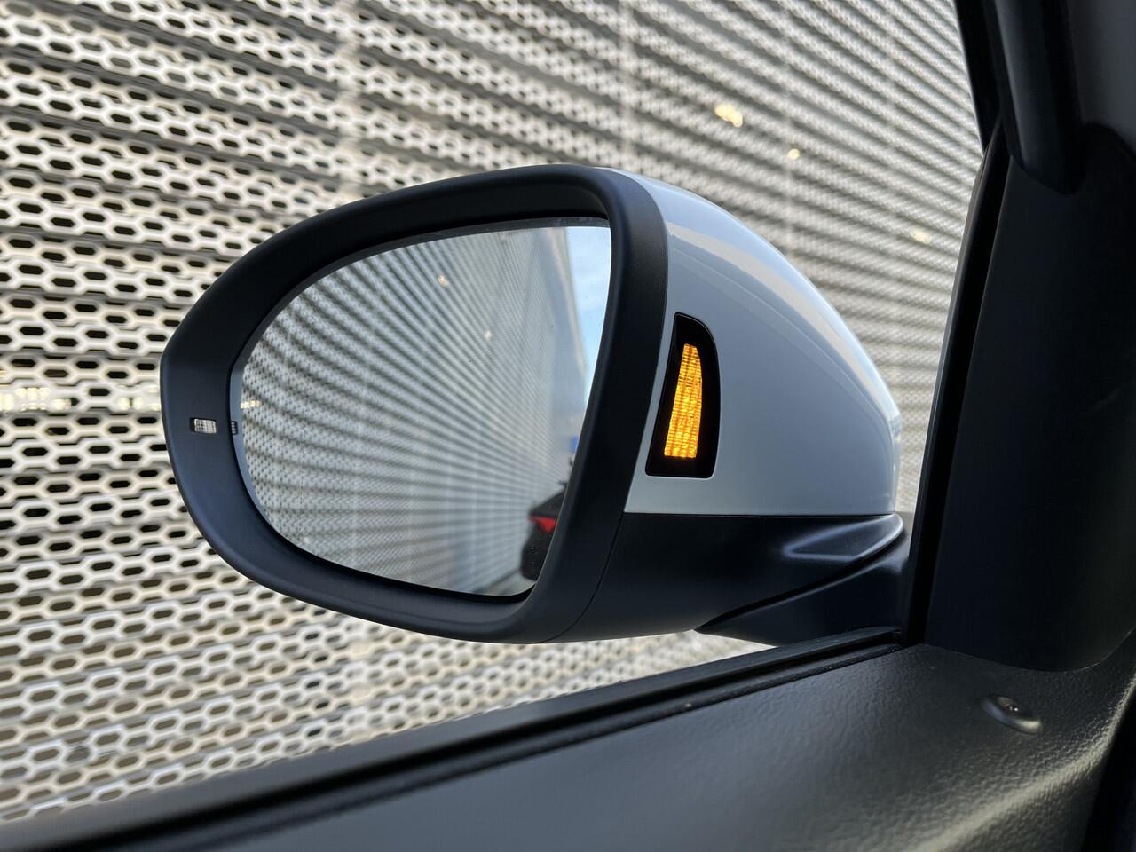 Volkswagen T-Roc 1.5 TSI Life Business / Navigatie / App connect / Camera / Parkeersensoren V+A / Stoelverwarming / P4