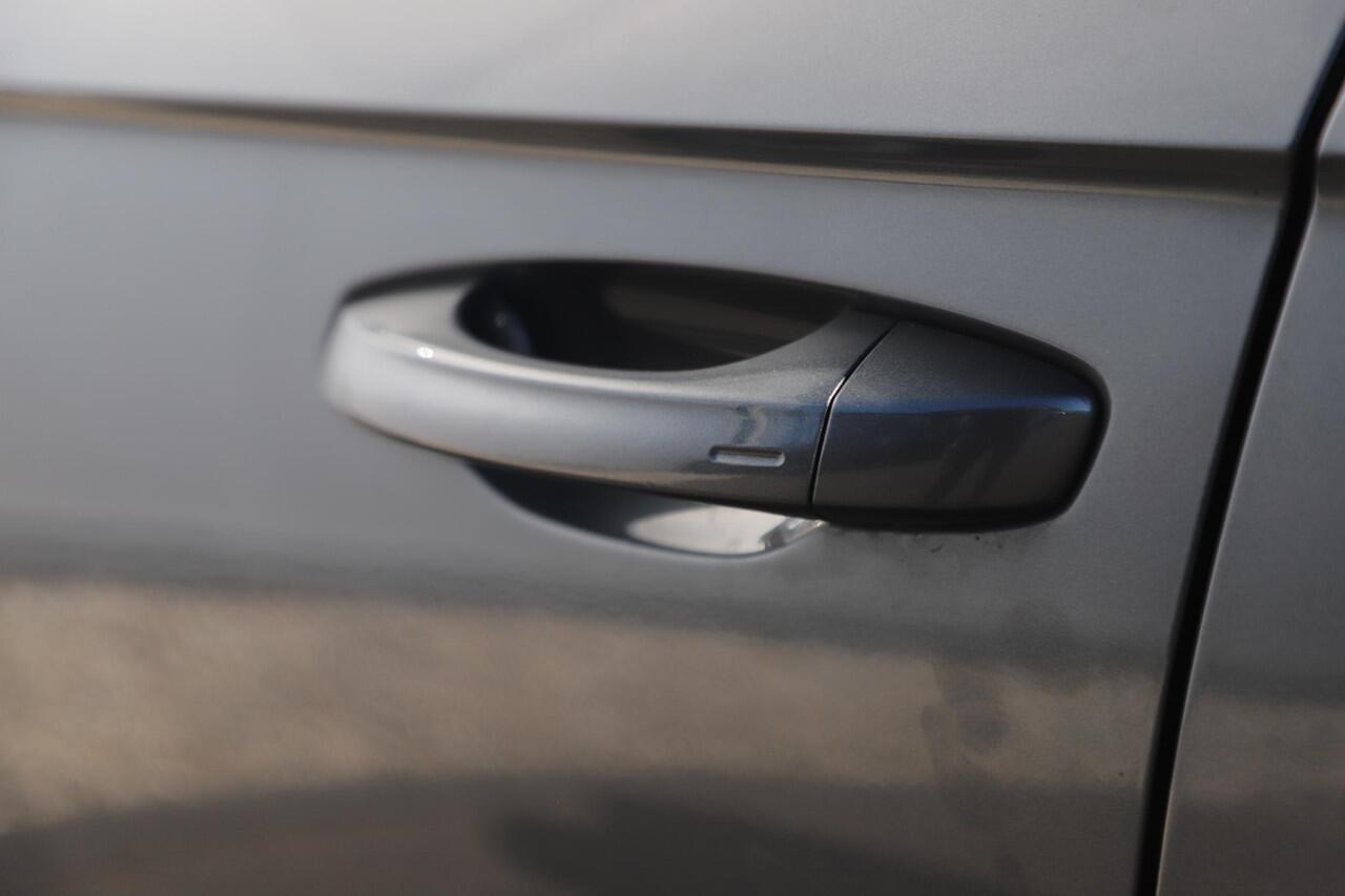 Volkswagen T-Roc 1.0 TSI Sport Virtual 17 inch Keyless Navigatie Achteruitrijcamera Carplay Android Adaptive Cruise Lane Assist Full LED Getint Glas