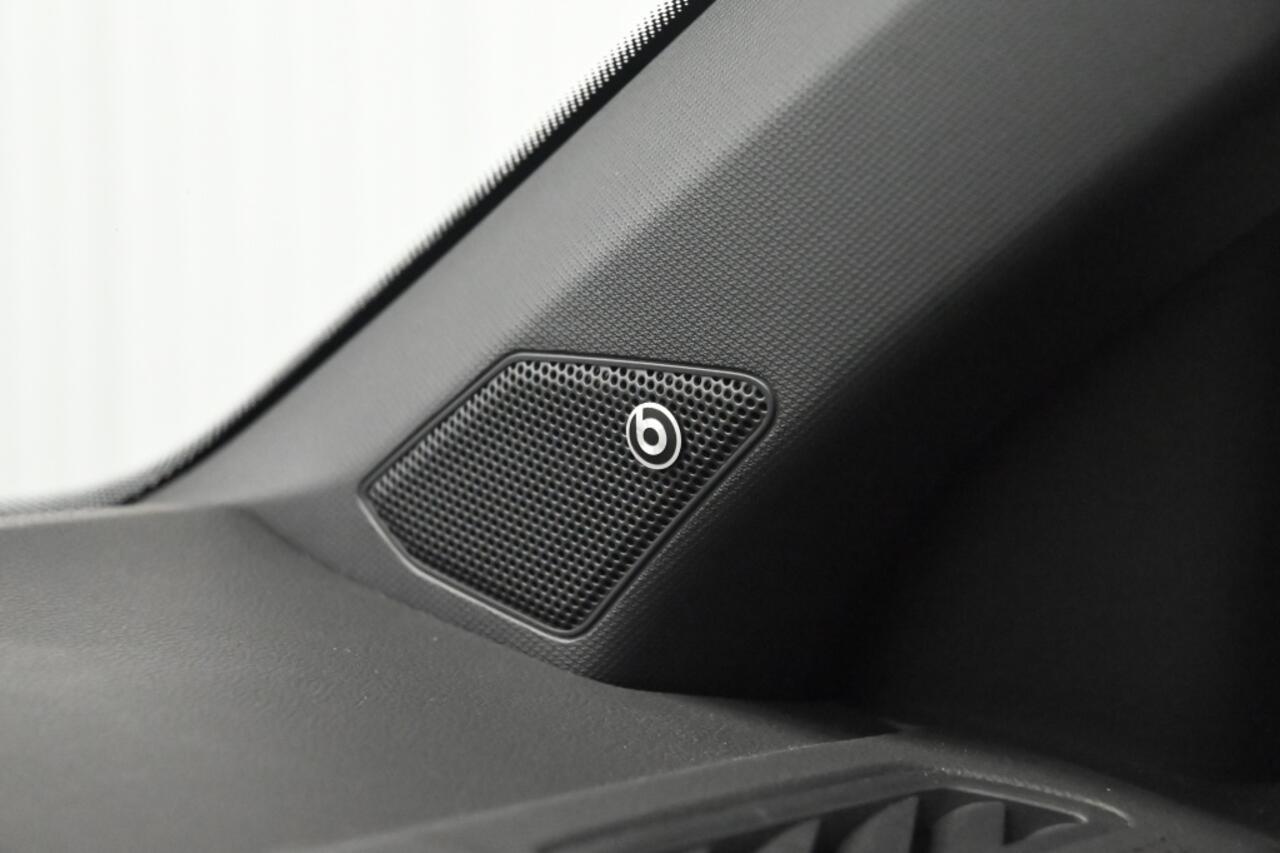 Volkswagen T-Roc 1.5 TSI AUTOMAAT R-Line IQ|PANO|BEATS|TREKHAAK