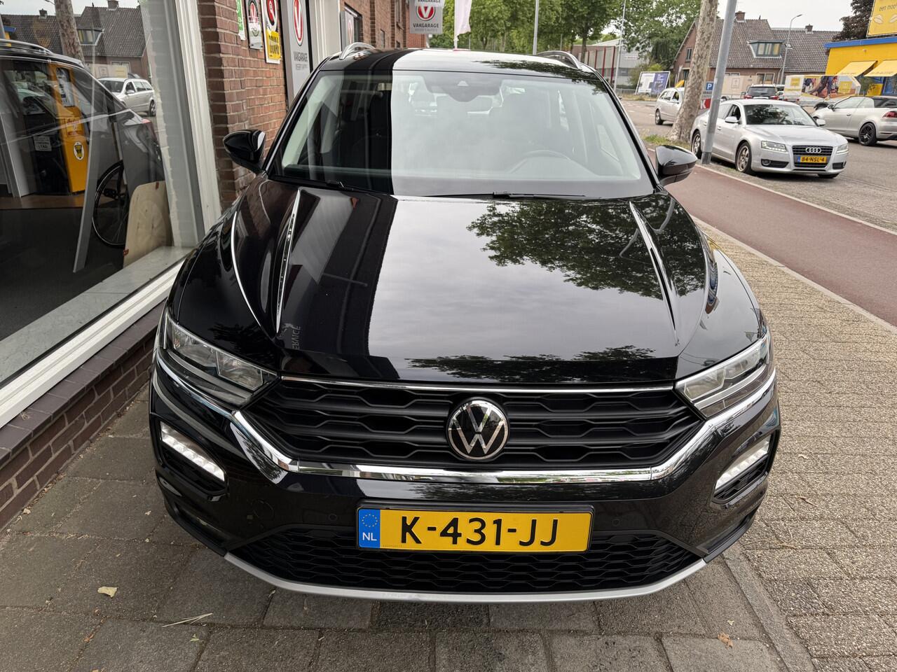 Volkswagen T-Roc 1.0 TSI Style Business | navigatie | cruise control | parkeer sensoren | trekhaak meerprijs 899.00 euro