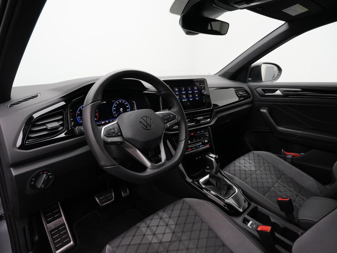 Volkswagen T-Roc 1.5 TSI 150 pk DSG R-Line | Panoramadak | IQ Light | Carplay | Parkeersensoren voor/achter | Adaptive Cruise