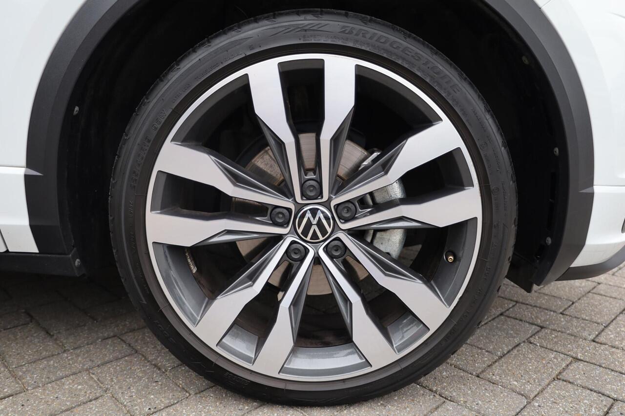 Volkswagen T-Roc 1.5 TSI Sport Business R 110KW/150PK DSG, NL auto nieuw door ons geleverd, navigatie, parkeer camera, Led koplampen, spiegelpakket, elektr a klep, digital cockpit pro, 19" LMV Suzuka, achteruitrijcamera, privacy glas, R Line, spraak bediening, App Connect