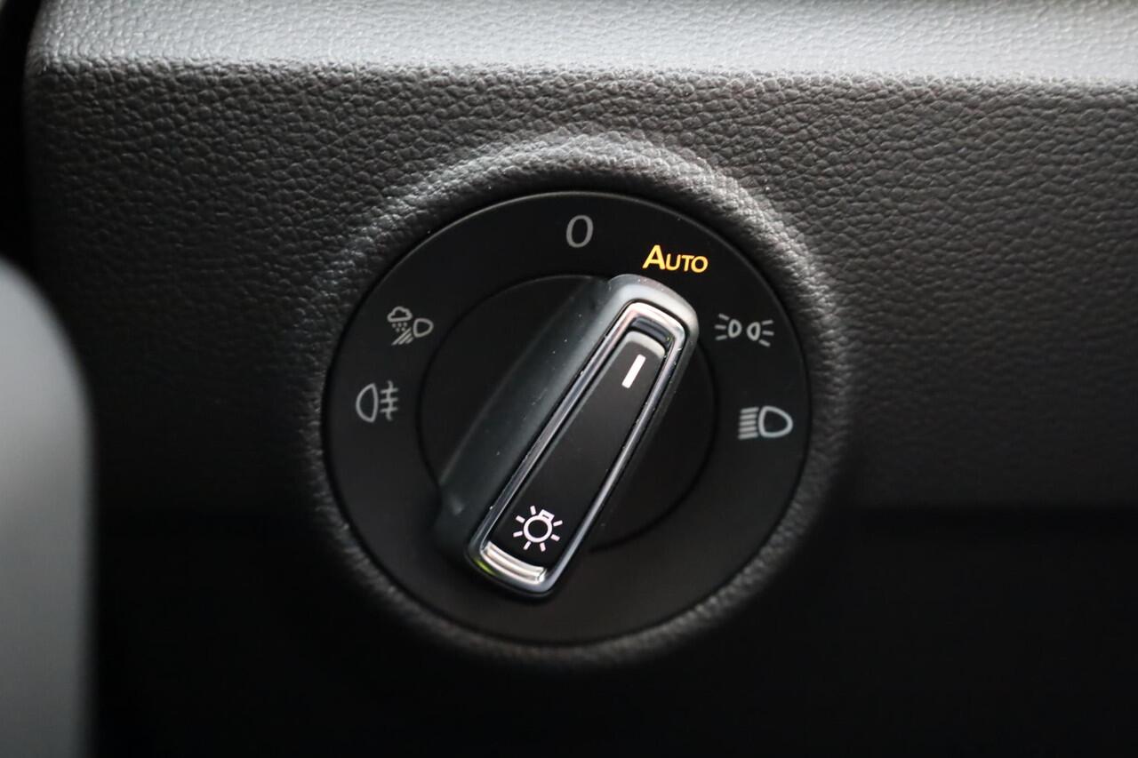 Volkswagen T-Roc 1.5 TSI R-Line PL ¤604 p/m* 150PK / 110kW ergo stoel achteruitrijcamera privacy glas trekhaak stoelverwarming r line in en exterieur navigatie geactiveerd pdc voor en achter led plus draadloos carplay climatronic spraakbediening