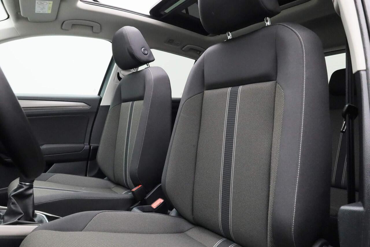 Volkswagen T-Roc 1.0 TSI 110 pk Style Business | Panoramadak | Achteruitrijcamera | Navigatie | Stoelverwarming | Adaptive Cruise