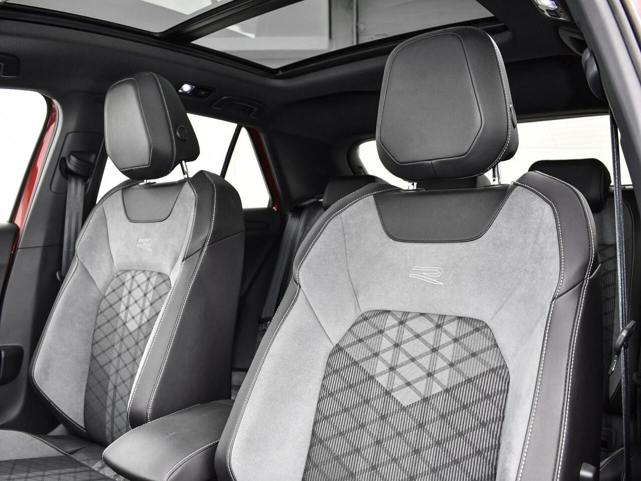 Volkswagen T-Roc 1.5 TSI 150pk DSG R-Line Business · Apple/Android Car Play · Camera · Panoramadak · Beats Audio · Matrix LED · 19'' Inch · Garantie t/m 30-03-2027 of 100.000km