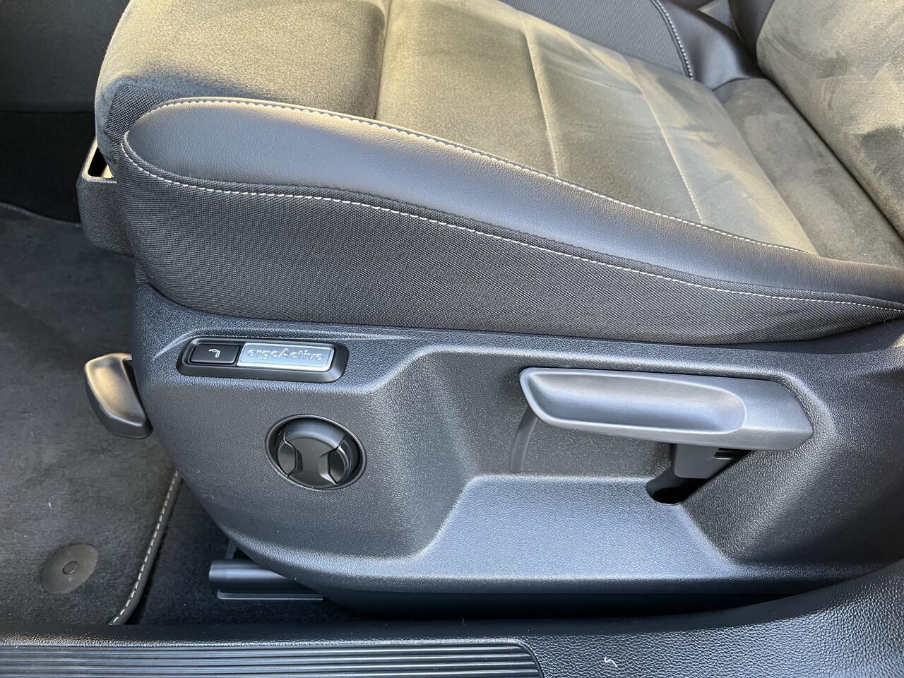 Volkswagen T-Roc 1.5 TSI R-Line / AUTOMAAT/ FABRIEKSGARANTIE T/M 2-2027/ TREKHAAK AFNEEMBAAR/ ALCANTARA/ ADAPT. CRUISE/ APP-CONNECT/ NAVI/ MATRIX/ RIJ-MODI/ PARK. SENSOREN + CAMERA/ STOEL VERWARM.