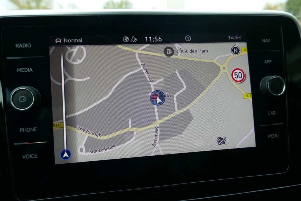 Volkswagen T-Roc 1.5 TSI R-LINE EDITION 360 CAMERA / STOELVERWARMING / TREKHAAK