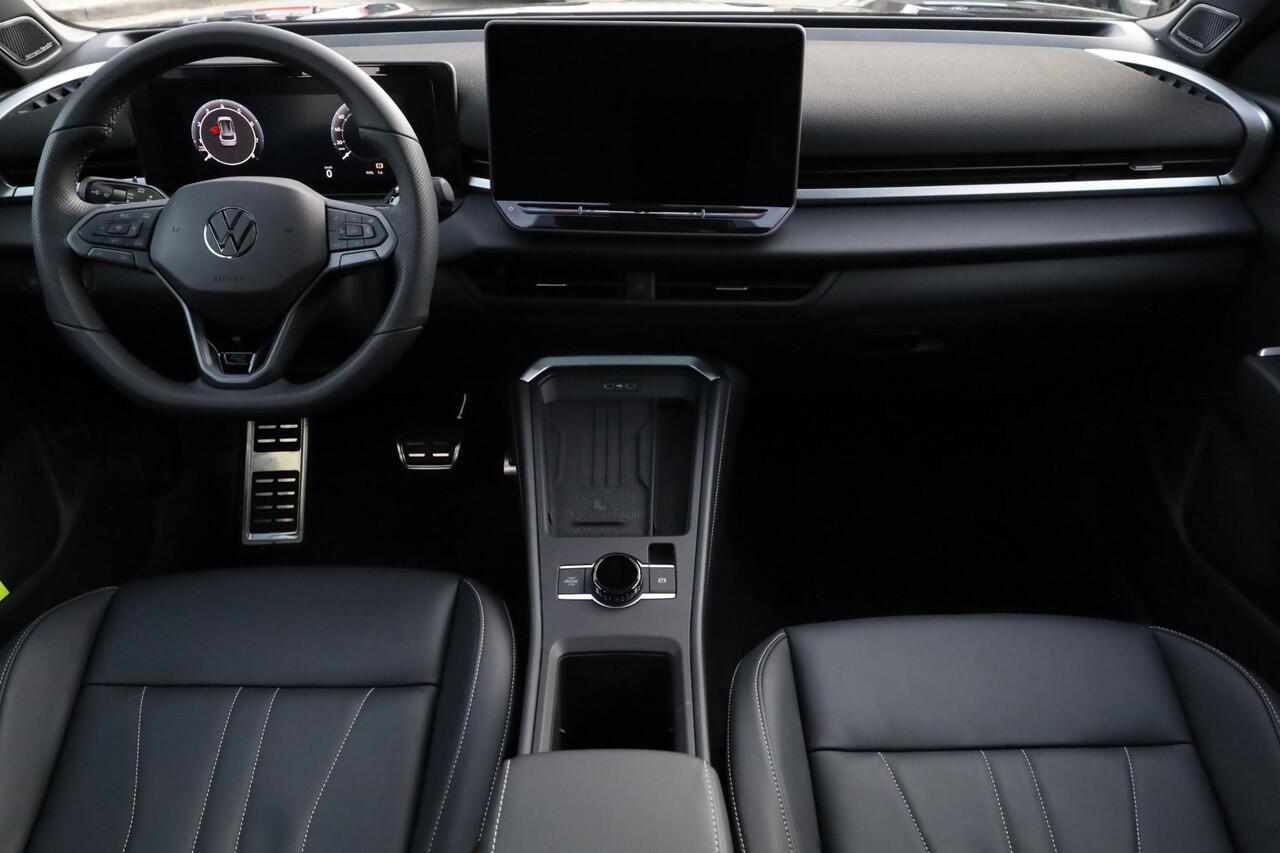 Volkswagen T-Roc 1.5 eTsi R-Line First Edition 150PK / 110kW LED Matrix IQ.Light, 360° rondomzichtcamera, panoramisch schuif- kanteldak, elektr. bedienbaar, verwarmbare voorstoelen + achterbank, high end audio 'Harman Kadon', dodehoekdetectie (Side Assist), head-up displa