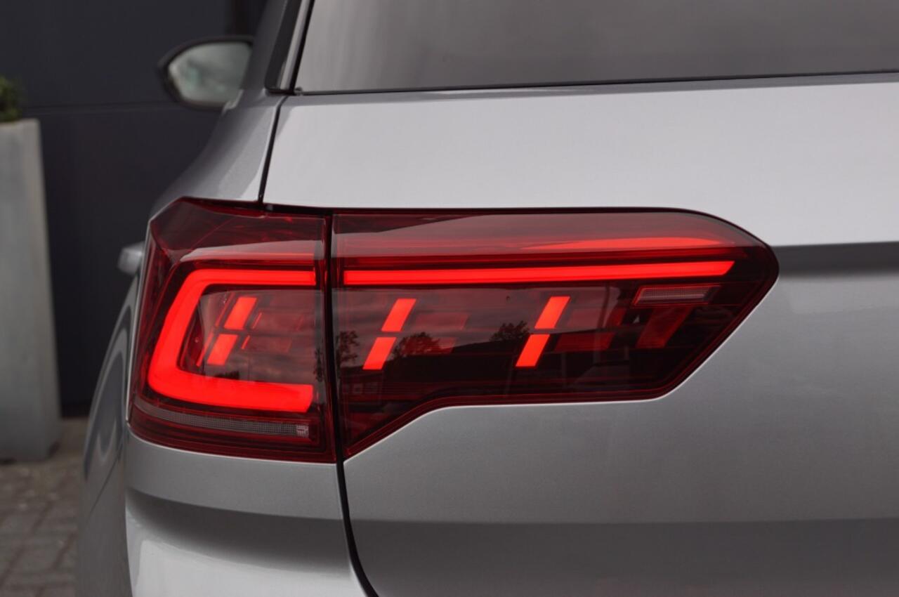 Volkswagen T-Roc 1.5 TSI DSG R-Line Black /Panodak/19 Inch LM /Camera / IQ Matrix LED/ ACC